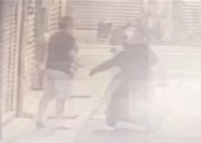 张姓抢匪骑车拦下吃完早餐的李姓男子。（翻摄画面）