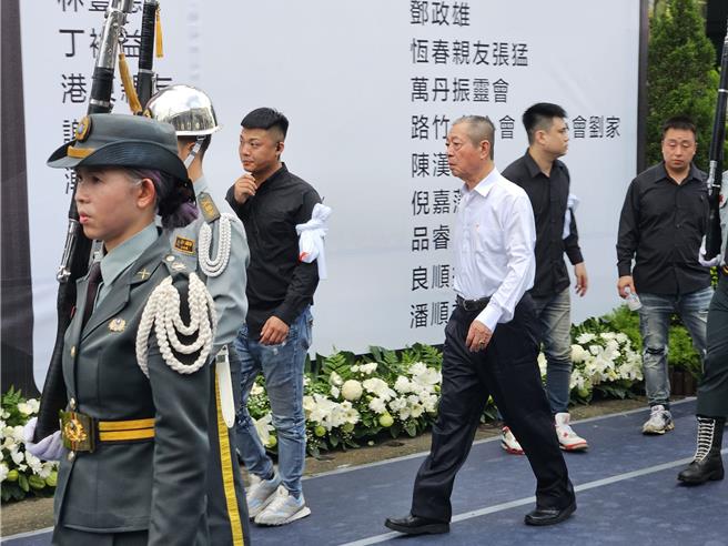 屏东议长周典论出席角头「鸭头」告别式，他强调，「做人要有情有义」。（罗琦文摄）