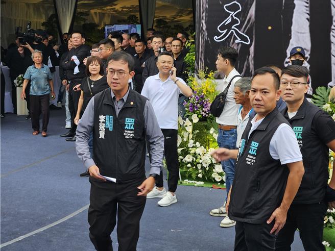 民眾党屏东党部主委林育先出席角头「鸭头」告别式。（罗琦文摄）