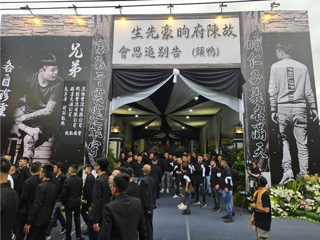 屏东角头「鸭头」的告别式办得格外隆重盛大，据悉，各方角头都有派人前往致哀。（罗琦文摄）