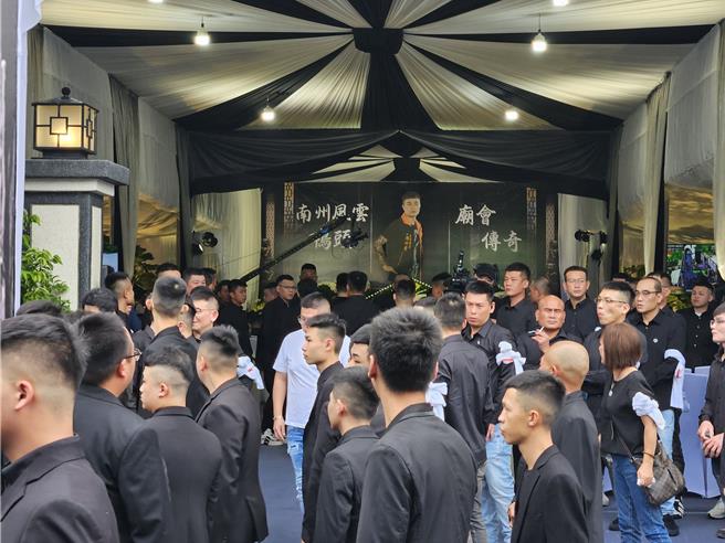 屏东角头「鸭头」的告别式办得格外隆重盛大，据悉，各方角头都有派人前往致哀。（罗琦文摄）