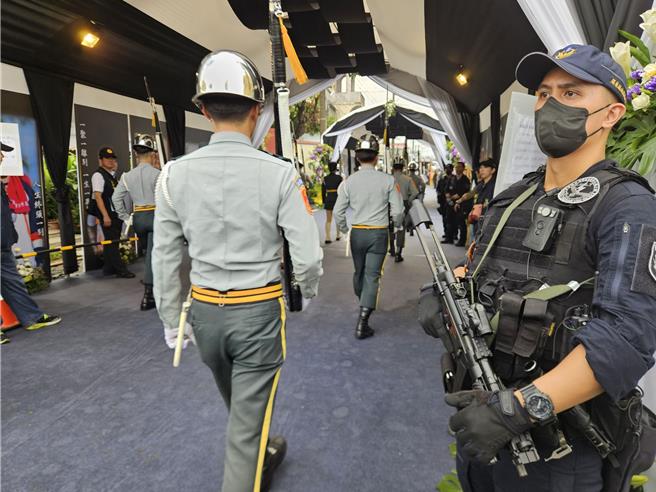 针对上千名「黑衣人」，警方荷枪严正以待。（罗琦文摄）