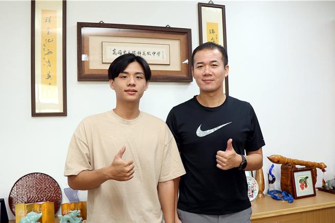 瑞祥高中体育班毕业生林廷佑（左）今年以优异成绩考上成大法律系，导师兼排球教练钟嘉祥（右）为他高兴。（民眾提供／纪爰高雄传真）