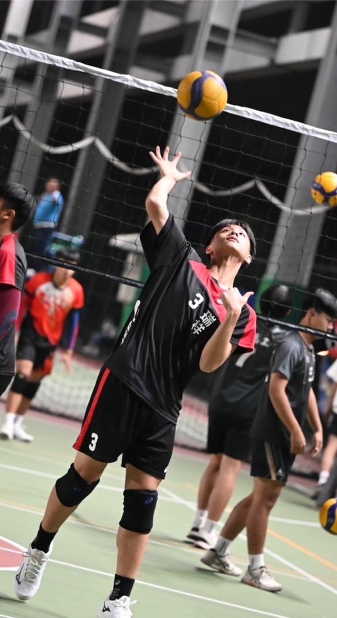 身高182公分，有阿美族血统的林廷佑击球快速强劲，曾蝉联3届高雄市排球联赛乙组冠军。（高雄市教育局提供／纪爰高雄传真）