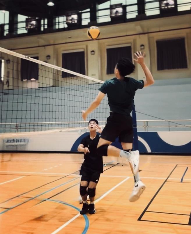 身高182公分，有阿美族血统的林廷佑击球快速强劲，曾蝉联3届高雄市排球联赛乙组冠军。（高雄市教育局提供／纪爰高雄传真）