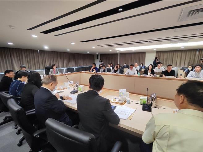 依最低工資法規定，最低工資審議會由21名委員討論，原則於隔年1月1日上路。（林良齊攝）