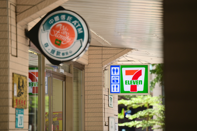 7-ELEVEn的影印机提供「卫星传真500元」服务，让一票网友好奇使用对象。（示意图，shutterstock／达志）