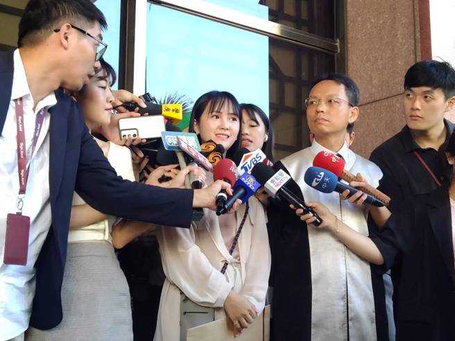 民眾党发言人吴怡萱与律师张卫航今早到台北地院提起刑事自诉，控告锺加重诽谤。(陈志贤摄)