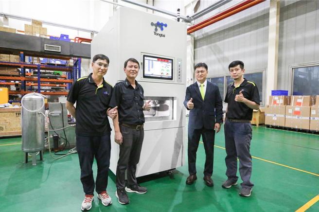 东台精机参加4日登场的台湾国际半导体展，展出新开发的推出全新单轴晶圆减薄机。图／东台提供