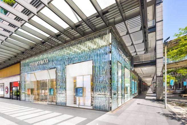 TIFFANY新光三越A9專門店水晶棱鏡外牆錯落有致，在白天豔陽與夜間燈海的照射下，閃爍著絢麗奪目的粼粼波光。（Tiffany & Co.提供）