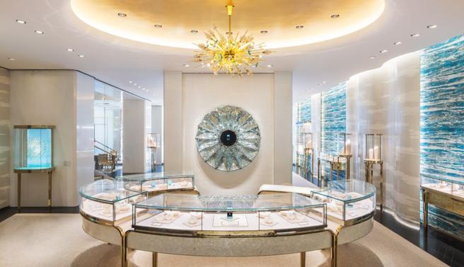 店內中央牆上的水晶棱鏡藝術牆面，中間嵌著一枚鑽石戒指，呼應 TIFFANY是「鑽石之王」的美譽。（Tiffany & Co.提供）