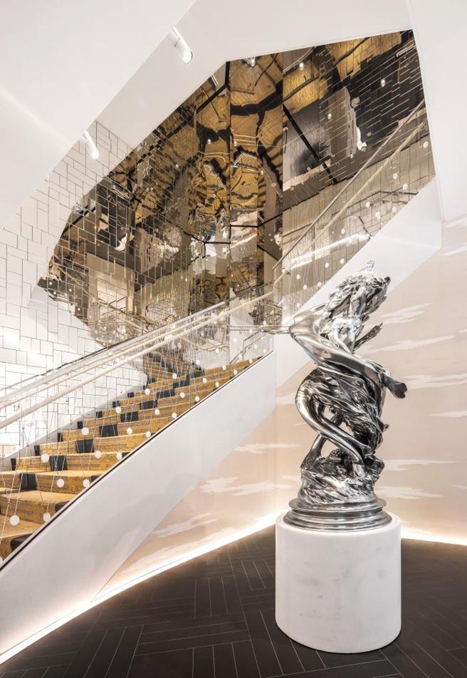 梯間陳列比利時籍藝術家威姆德爾瓦 (Wim Delvoye)創作的《 Daphnis and Chloe》鍍鉻銀青銅雕塑。（Tiffany & Co.提供）