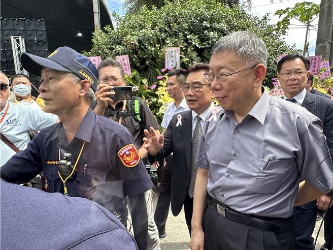 民眾黨主席柯文哲到花蓮參與國民黨大黨鞭傅崐萁母親出殯追思，媒體持續追問，柯文哲說「睡得很好」。（王志偉攝）
