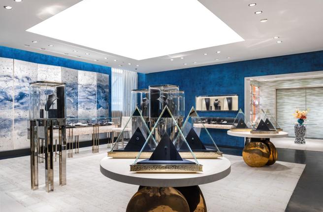高級珠寶沙龍區以三角玻璃櫃和藝術家南西洛倫茲巨幅手繪藝術屏風，烘托熠熠生輝的TIFFANY珠寶。（Tiffany & Co.提供）