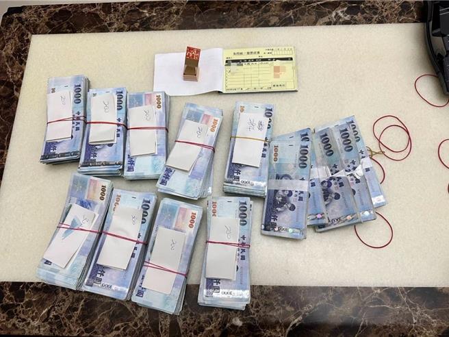 高雄左营一名男子于今年6月遇到诈团以「购买人蔘做投资」手法诈骗，他报警处理。经员警埋伏查获车手1名，警方在今年6月埋伏时逮捕车手，查扣现金258万余元。（警方提供／林瑞益高雄传真）