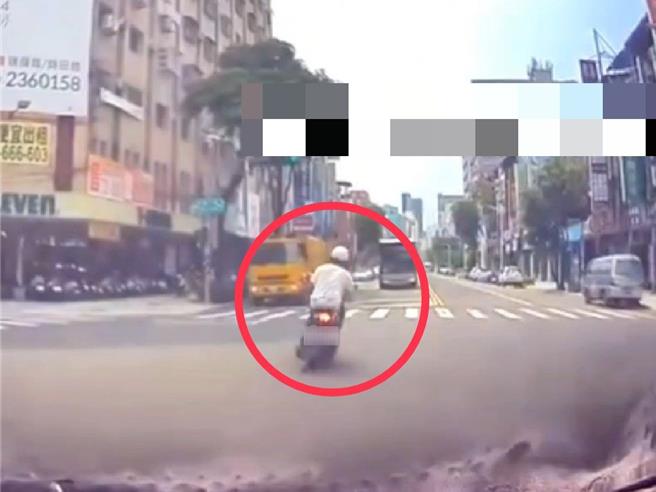 高雄市三民区发生一起车祸，机车骑士擦撞汽车后肇事逃逸。（翻摄自「社会事新闻影音」平台／任义宇高雄传真）