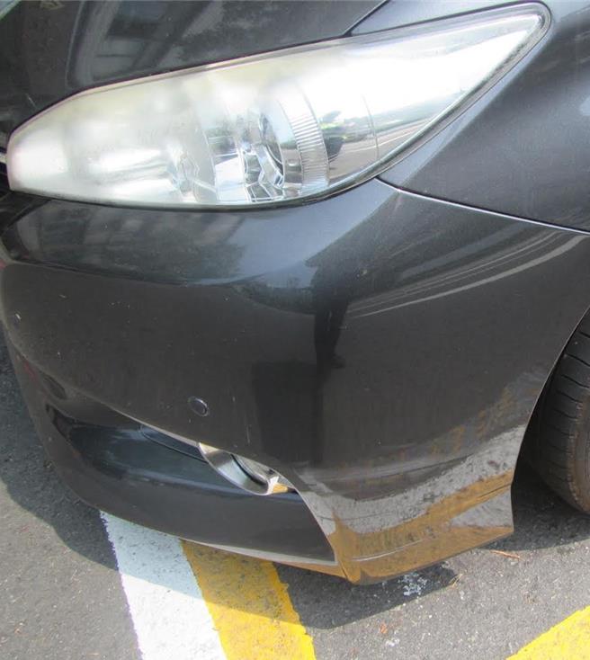 汽车左侧保险杆出现轻微受损痕迹。（警方提供／任义宇高雄传真）