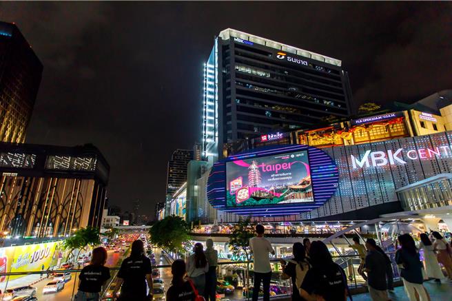 台北市觀光傳播局特別選在泰國曼谷的兩大繁華地區「拉瑪四路（Rama 4）」和「暹羅商圈（Siam）」，以「小籠包」和「台北101」為主題，投放大型戶外廣告。（台北市觀傳局提供／劉瑋晴台北傳真）