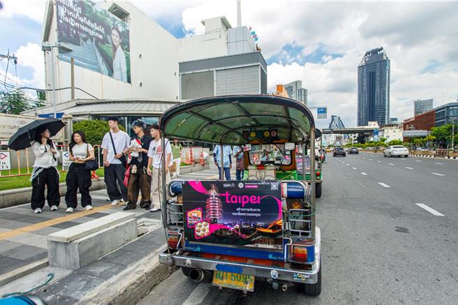 觀傳局將結合曼谷的嘟嘟車換上全新的台北城市宣傳外觀，以當地民眾喜愛的台北美食「小籠包」和經典地標「台北101」吸引消費者目光。（台北市觀傳局提供／劉瑋晴台北傳真）