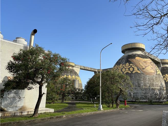 八里污水處理廠蛋型消化槽。（黃敬文翻攝）