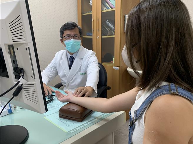 花蓮門諾醫院中醫科主任楊成湛（右）表示，中秋佳節前24節氣之一「白露」，是孩子調理體質服用中醫轉骨方的適當時機，可改善兒童免疫力與消化系統，也有助在成長關鍵期內獲得更好的骨骼發育。（門諾醫院提供／羅亦晽花蓮傳真）