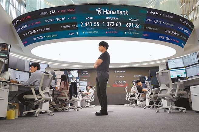 圖為韓亞銀行外匯交易員緊盯股市與匯率變化。（美聯社）