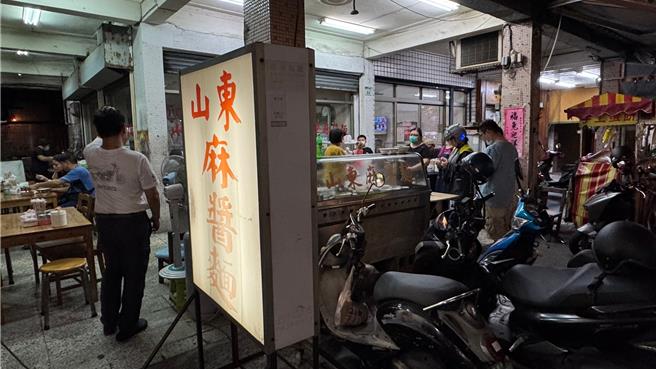 高雄在地老字号、经营近30年的「山东麻酱麵」，突然宣布9月21日结束营业，令不少老饕直呼不舍。（柯宗纬摄）