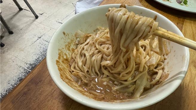 高雄在地老字号、经营近30年的「山东麻酱麵」，突然宣布9月21日结束营业，令不少老饕直呼不舍。（柯宗纬摄）