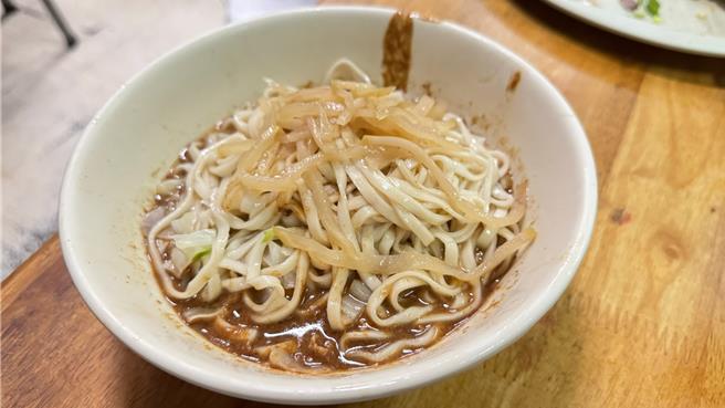 高雄在地老字号、经营近30年的「山东麻酱麵」，突然宣布9月21日结束营业，令不少老饕直呼不舍。（柯宗纬摄）