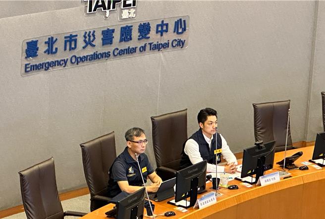台北市长蒋万安（右）即将于4日晚间启动为期2周的访美行程，不过适逢颱风摩羯接近台湾但不会侵台，市府为求谨慎，仍在蒋万安出访前举行颱风整备会议。（丁上程摄）