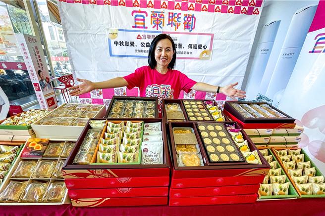 宜兰联劝与谷王烘焙坊合作，推出10款中秋联名礼盒提供民眾选购。（李忠一摄）