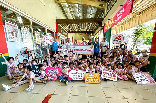 宜兰联劝与谷王烘焙坊合作，每售出1盒礼盒将捐给联劝做公益，邀请民眾、企业一起来订购。（李忠一摄）