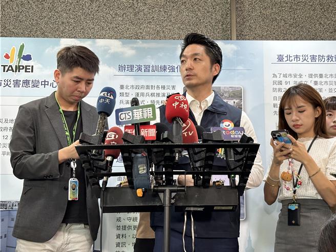 台北市長蔣萬安4日強調，一但發現公務員有違法的行事，當然一定依法追究、絕不寬貸。但如果最後還原事實真相後，對於堅守崗位、守法守紀的公務同仁，市府也會予以支持。（丁上程攝）