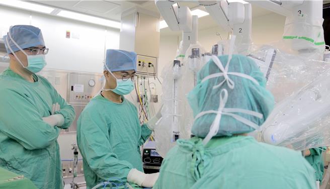 主治医师胸腔外科主任陈百玺执行达文西机械手臂手术的过程。（新竹马偕提供／王惠慧新竹传真）