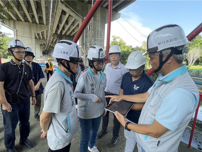 新竹市政府秘书长张治祥（右四）今天前往了解香山盐港溪流域自行车道及环境改善工程进度。（新竹市政府提供／陈育贤新竹传真）