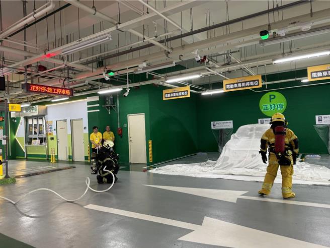 为防范电动车火警，高雄市交通局在多处拥有充电桩的公有停车场导入4重防护设备，并于3日在高雄高工停车场进行防灾演练。（高雄市交通局提供／任义宇高雄传真）