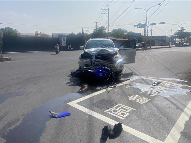 彰化市彰興路與聖安路口今天發生休旅車與黃牌重機碰撞事故，休旅車車頭毀損嚴重，黃牌重機騎士骨折送醫。（民眾提供／孫英哲彰化傳真）