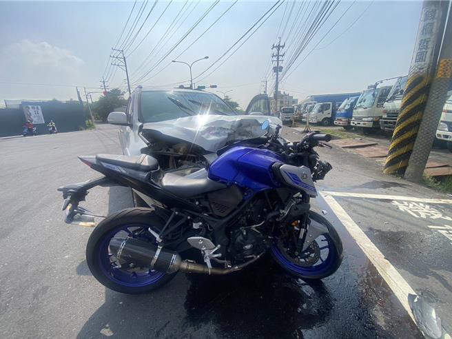 彰化市彰興路與聖安路口今天發生休旅車與黃牌重機碰撞事故，休旅車車頭毀損嚴重，黃牌重機騎士骨折送醫。（民眾提供／孫英哲彰化傳真）