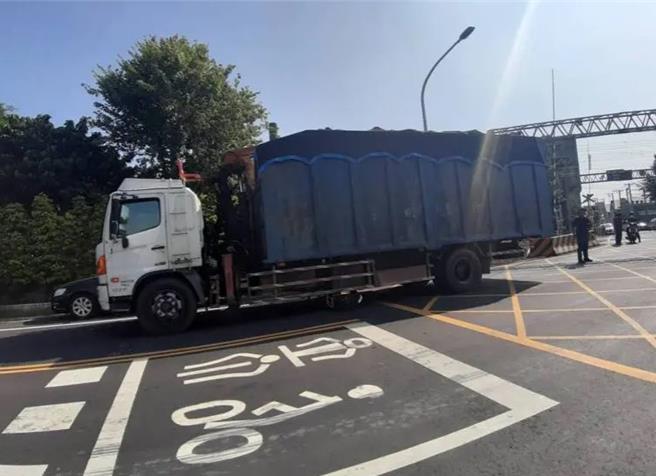 彰化县花坛乡今天发生脚踏车与大货车事故，大货车驾驶驶过平交道后停车查看。（警方提供／孙英哲彰化传真）