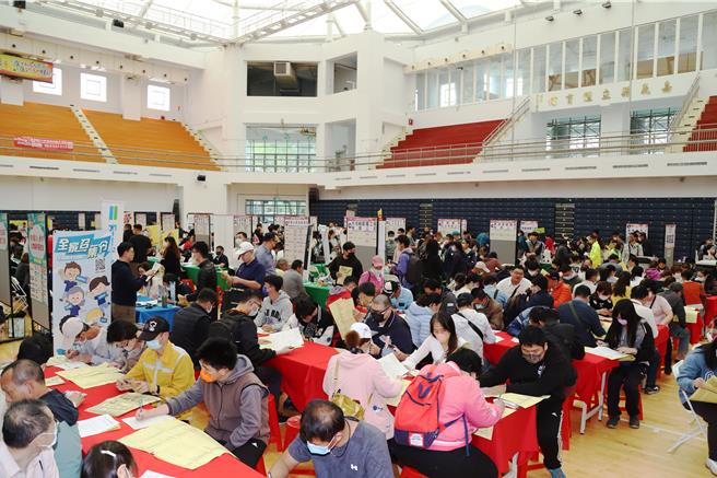 嘉義縣政府9月7日將在民雄國中舉辦「113年度現場徵才活動」，現場超過40家廠商進駐，釋出1000個以上的工作機會，圖為3月徵才活動現場畫面。（嘉義縣政府提供／呂妍庭嘉義傳真）