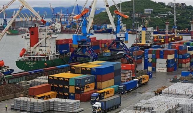 停靠在俄罗斯海参威的货柜轮。（图／路透）