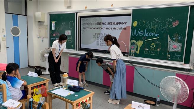 莲潭国中小学学生学习日本礼仪。（莲潭国中小学提供／宝智华台南传真）
