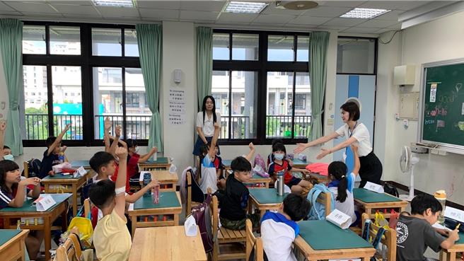 爱知县立大学外国语学系5名大学生和莲潭国中小学学生交流。（莲潭国中小学提供／宝智华台南传真）