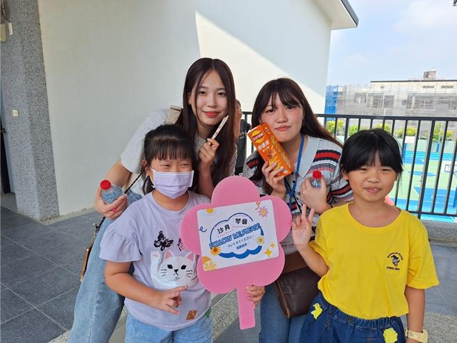 爱知县立大学外国语学系5名大学生和莲潭国中小学学生交流。（莲潭国中小学提供／宝智华台南传真）