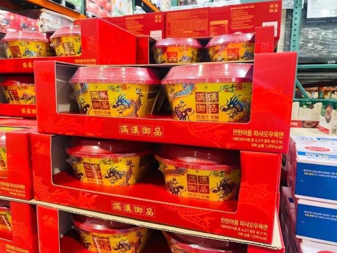统一满汉御品「精品牛肉麵」进军国际，华丽包装引韩网友惊嘆。图／统一提供