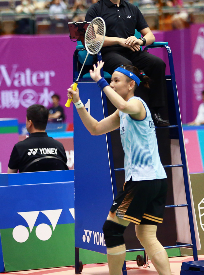 戴资颖获胜后向球迷致意。（陈信翰摄）