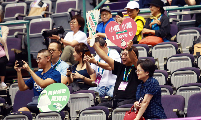 戴资颖的球迷准备精心制作的加油看板为她加油。（陈信翰摄）