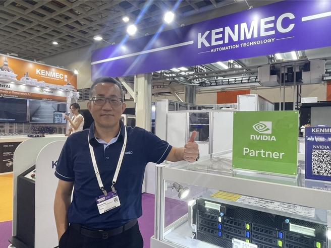 广运展出 NVIDIA Omniverse 平台及NVIDIA L40S GPUs 的运用。图中为总经理柯智钧。图／袁颢庭