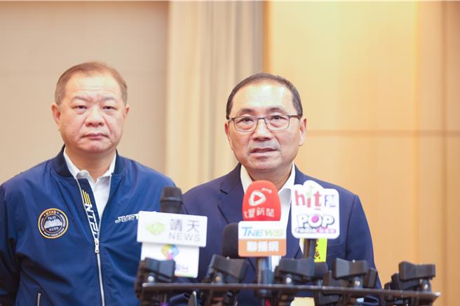 新北市长侯友宜表示日前已到傅昆萁家中捻香。（王扬杰摄）