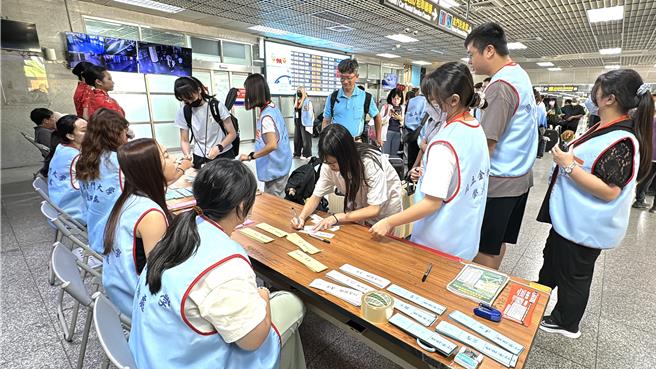 國立金門大學學生會與各系學會的服務隊今日全天候在尚義機場入境大廳辦理新生接機活動，並安排專人、專車引導到校，協助新生盡快融入校園生活。(于家麒攝)